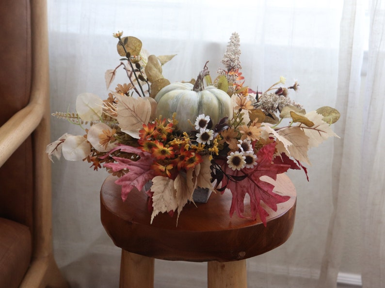 Herbst Blumengesteck, Sonnenblumen und Kürbis Dekor, Erntedanktisch, Thanksgiving Centerpiece, Herbst Tischdekoration, Holzkiste Bild 4