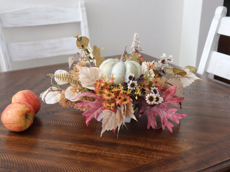 Herbst Blumengesteck, Sonnenblumen und Kürbis Dekor, Erntedanktisch, Thanksgiving Centerpiece, Herbst Tischdekoration, Holzkiste Bild 1
