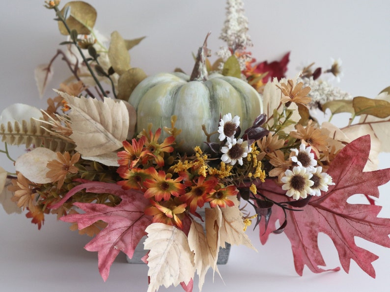 Herbst Blumengesteck, Sonnenblumen und Kürbis Dekor, Erntedanktisch, Thanksgiving Centerpiece, Herbst Tischdekoration, Holzkiste Bild 9