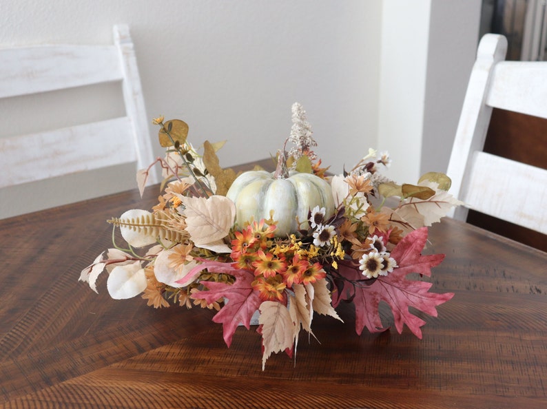 Herbst Blumengesteck, Sonnenblumen und Kürbis Dekor, Erntedanktisch, Thanksgiving Centerpiece, Herbst Tischdekoration, Holzkiste Bild 7