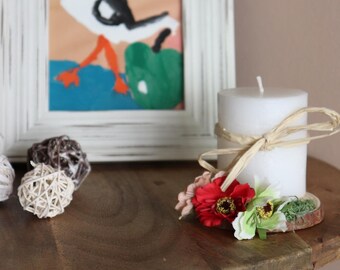 Rustikaler Kerzenhalter mit Kunstblumen, Moos und Bastseil, rustikaler Tischschmuck, Hochzeitstischdekoration