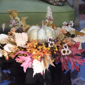 Herbst Blumengesteck, Sonnenblumen und Kürbis Dekor, Erntedanktisch, Thanksgiving Centerpiece, Herbst Tischdekoration, Holzkiste Bild 8
