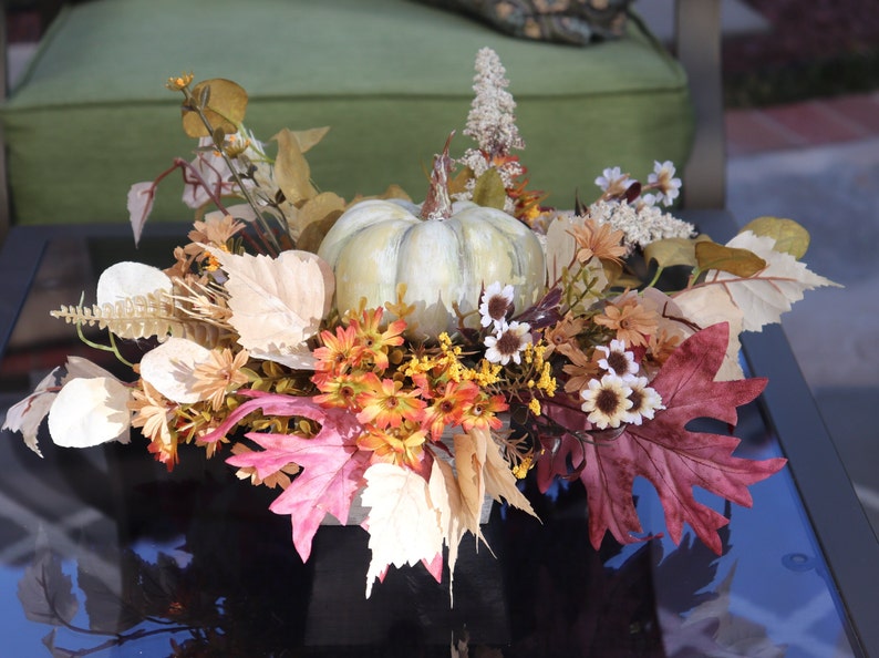 Herbst Blumengesteck, Sonnenblumen und Kürbis Dekor, Erntedanktisch, Thanksgiving Centerpiece, Herbst Tischdekoration, Holzkiste Bild 8