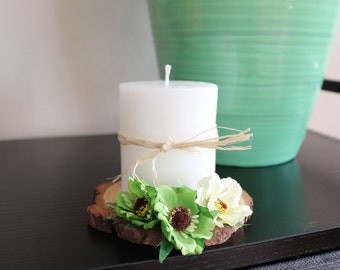 Rustikaler Kerzenhalter mit grünen Kunstblumen, Moos und Bastseil, rustikaler Tischschmuck, Hochzeitstischdekoration