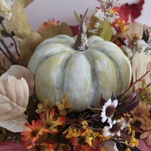Herbst Blumengesteck, Sonnenblumen und Kürbis Dekor, Erntedanktisch, Thanksgiving Centerpiece, Herbst Tischdekoration, Holzkiste Bild 10