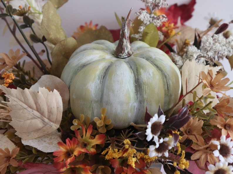 Herbst Blumengesteck, Sonnenblumen und Kürbis Dekor, Erntedanktisch, Thanksgiving Centerpiece, Herbst Tischdekoration, Holzkiste Bild 10
