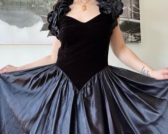 Vintage 90s Whimsigoth Goth Velvet Floral tririm flirty Prom/Formal Maxi Dress