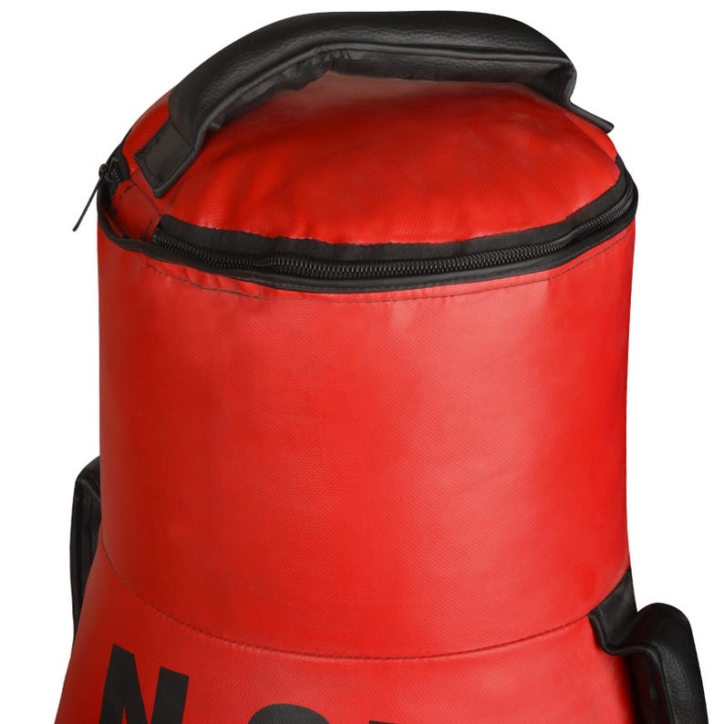 Puede incluir: Una bolsa deportiva cil&iacute;ndrica roja con cremallera negra y asa negra. La bolsa tiene un asa negra en la parte superior y detalles negros en los laterales. La bolsa est&aacute; hecha de un material duradero.