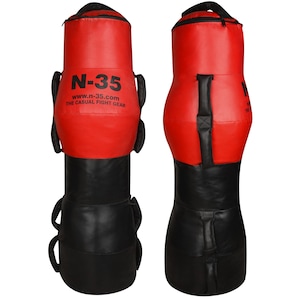 Puede incluir: Saco de boxeo independiente rojo y negro con el texto "N-35" y "www.n-35.com THE CASUAL FIGHT GEAR". La bolsa tiene una secci&oacute;n superior cil&iacute;ndrica y una base m&aacute;s ancha y redondeada. Cuenta con asas y un asa superior para facilitar el transporte.