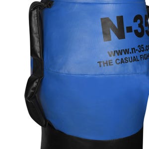 Puede incluir: Saco de entrenamiento cil&iacute;ndrico azul con asa negra. El saco tiene el texto "N-35" y "WWW.n-35.co THE CASUAL FIGHTER" impreso. Dise&ntilde;ado para el entrenamiento de artes marciales.