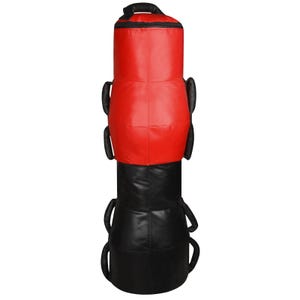 Puede incluir: Un saco de boxeo independiente rojo y negro. La secci&oacute;n superior es roja y la secci&oacute;n inferior es negra. Tiene m&uacute;ltiples asas negras para agarre y un asa negra en la parte superior.
