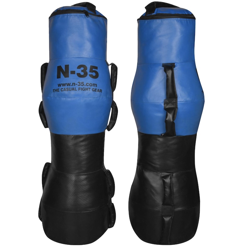 Puede incluir: Saco de boxeo independiente azul y negro con el texto "N-35" y "www.n-35.com THE CASUAL FIGHT GEAR". La bolsa tiene forma cil&iacute;ndrica con una base negra y una secci&oacute;n superior azul. Cuenta con asas y cierre de cremallera.