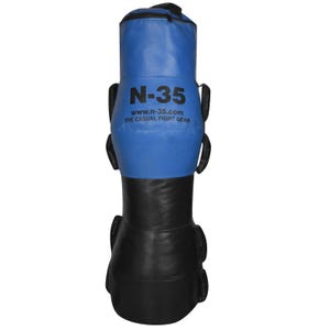 Puede incluir: Un saco de boxeo independiente azul y negro. La secci&oacute;n superior es azul con el texto "N-35" y "www.n-35.com THE CASUAL FIGHT GEAR" impreso en blanco. La secci&oacute;n inferior es negra. Tiene m&uacute;ltiples asas y una cremallera en la parte superior.