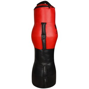 Puede incluir: Un saco de boxeo independiente rojo y negro. La parte superior es roja con un asa negra y una cremallera negra. La secci&oacute;n media tiene una correa negra. La parte inferior es negra. La bolsa est&aacute; dise&ntilde;ada para parecerse a un torso humano.