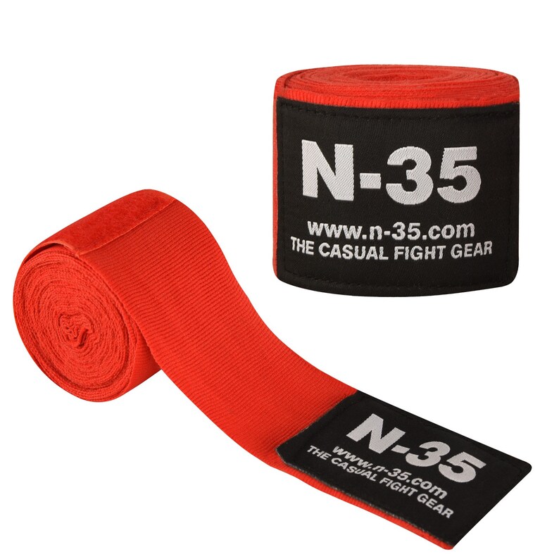 Puede incluir: Vendas de boxeo rojas con cierre de velcro y una etiqueta negra que dice "N-35 www.n-35.com THE CASUAL FIGHT GEAR".