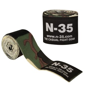 Puede incluir: Vendas para manos de camuflaje verde, marr&oacute;n y beige con ribete negro y texto blanco que dice "N-35 www.n-35.com THE CASUAL FIGHT GEAR".