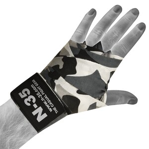 Puede incluir: Un par de vendas de mano de camuflaje blanco y negro con una correa de mu&ntilde;eca negra que dice "N-35" y "THE CASUAL FIGHT GEAR WWW.N-35.COM"
