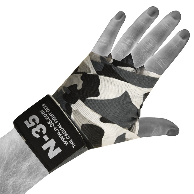 Puede incluir: Un par de vendas de mano de camuflaje blanco y negro con una correa de mu&ntilde;eca negra que dice "N-35" y "THE CASUAL FIGHT GEAR WWW.N-35.COM"