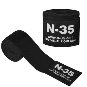 Puede incluir: Vendas de mano negras con cierre de velcro y texto blanco que dice "N-35 www.n-35.com THE CASUAL FIGHT GEAR".