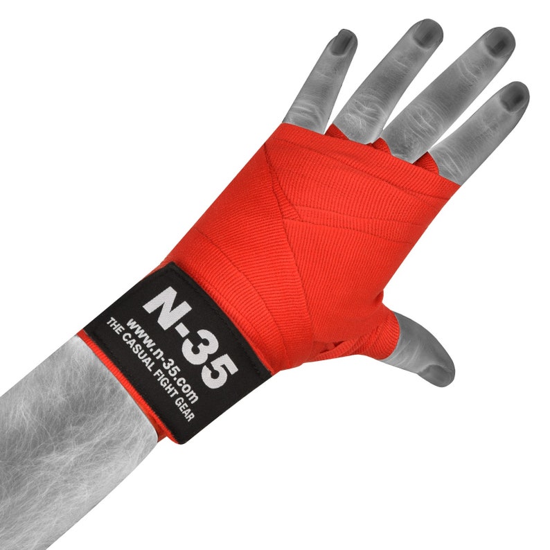 Puede incluir: Vendas de boxeo rojas con un logotipo N-35 negro y el texto "www.n-35.com THE CASUAL FIGHT GEAR".