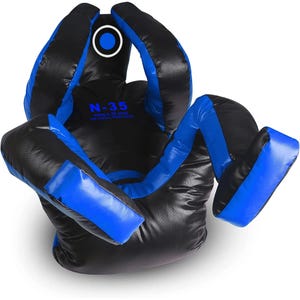 Könnte beinhalten: Schwarz-blauer Trainingsdummy mit dem Text "N-35" und der Website-Adresse. Der Dummy soll einen Gegner für das Kampfsporttraining simulieren. Der Dummy hat einen kreisförmigen Zielbereich und ist aus strapazierfähigem Material.