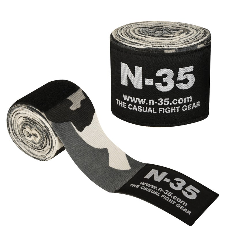Puede incluir: Un par de vendas de mano de camuflaje negro y blanco con el texto "N-35 www.n-35.com THE CASUAL FIGHT GEAR" impreso en ellas.