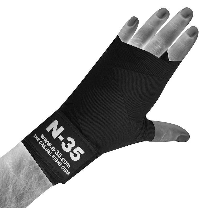 Puede incluir: Vendas de mano negras con texto blanco que dice "N-35" y "WWW.N-35.COM THE CASUAL FIGHT GEAR".