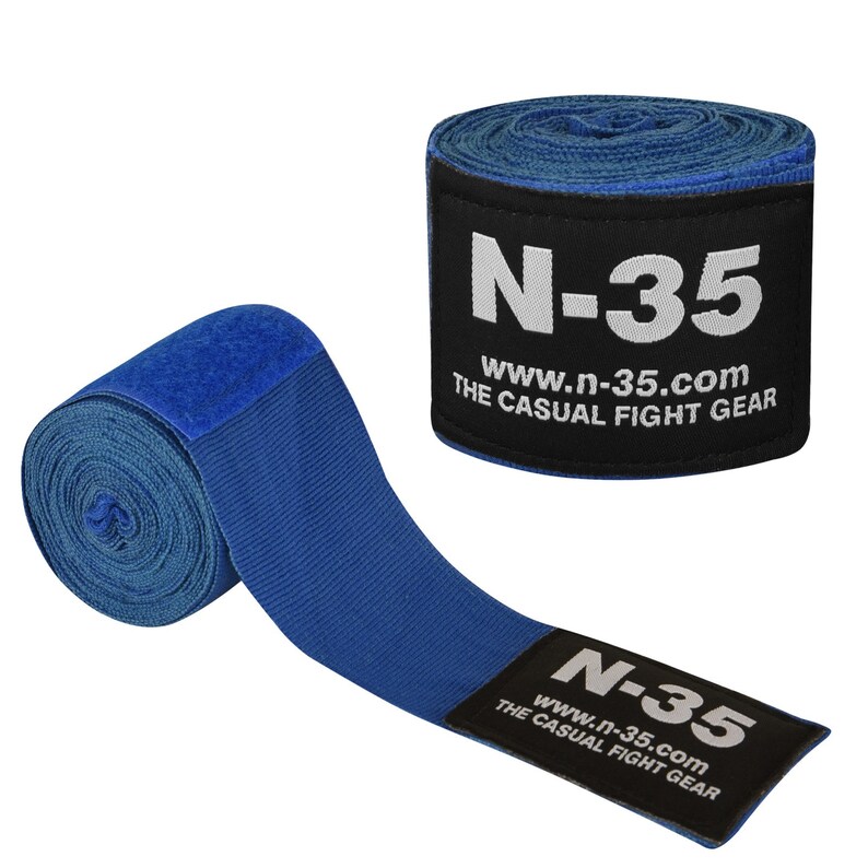 Puede incluir: Vendas de boxeo azules con cierre de velcro y el texto "N-35 www.n-35.com THE CASUAL FIGHT GEAR" impreso en la tela.