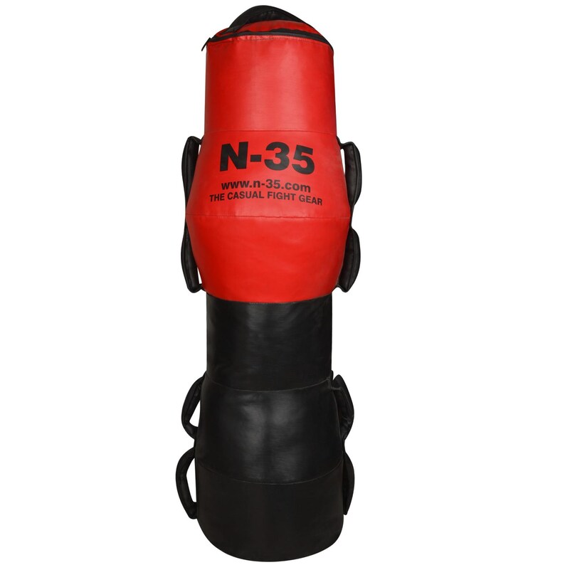 Puede incluir: Un saco de boxeo rojo y negro con el texto "N-35" y "www.n-35.com THE CASUAL FIGHT GEAR". La bolsa tiene asas negras y una cremallera en la parte superior. Dise&ntilde;ado para el entrenamiento de combate casual.