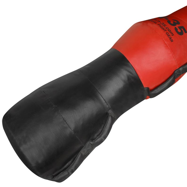 Puede incluir: Un saco de boxeo rojo y negro. La parte superior es roja con el texto "R-35.COM REAL FIGHT GEAR" impreso en blanco. La parte inferior es negra. La bolsa est&aacute; dise&ntilde;ada para el entrenamiento de artes marciales.