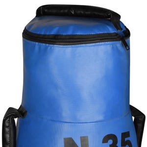 Puede incluir: Una bolsa cil&iacute;ndrica azul con cremallera y asa negras. La bolsa tiene un asa negra en la parte superior y correas negras en los laterales. El texto "N 35" est&aacute; impreso en negro en la parte inferior de la bolsa.