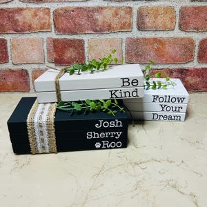Pile di libri in legno stile fattoria - Pile di libri finti personalizzati - Libri con nomi impilati in legno personalizzati - Decorazioni in stile fattoria - Regalo per la mamma - Regalo per lei