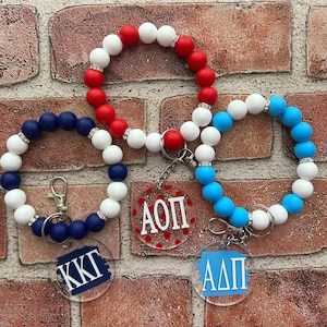 Llavero personalizado con letras griegas, con adornos y etiquetas. Regalo para ella, regalo de hermandad, regalo para un pequeño gran regalo, regalo para el día de la oferta, regalo de cumpleaños.