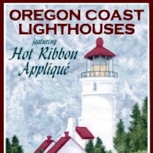 Puede incluir: Una portada de libro con una ilustración de acuarela de un faro blanco con un techo rojo sobre un cielo azul con nubes blancas. El título del libro es "Oregon Coast Lighthouses featuring Hot Ribbon Appliqué" y el autor es "Lennie Honcoop".