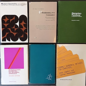 Pode incluir: Uma coleção de seis livros antigos com títulos como "Modern Geometry" e "Probability Theory". Os livros têm capas de várias cores, incluindo branco, verde e azul-petróleo, com texto e desenhos geométricos.