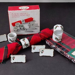 Anelli per tovaglioli e segnaposto in porcellana vintage con agrifoglio natalizio + tovaglioli in cotone a quadri NOS, set da 4, anni '80 Mervyn's, anni '80 KMart Store