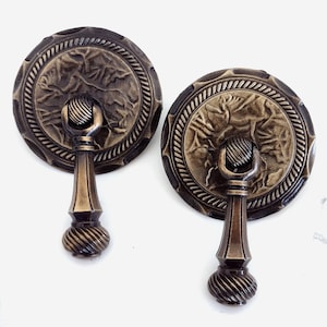 2 puxadores de latão estilo carruagem Jaybee Amerock dos anos 70 com placas de fixação, acabamento inglês antigo, decoração colonial americana moderna de meados do século.