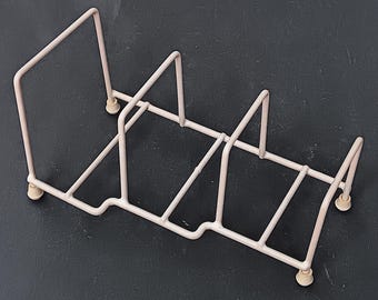 Support à assiettes beige Rubbermaid vintage des années 40 6201 - 3 sections en fil métallique épais enduit de caoutchouc - organisateur de placard MCM, rangement à vaisselle, porte-livre de cuisine