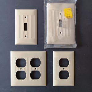Vintage Sierra Ivory geribbeld bakeliet Elektrische platen: schakelaar, stopcontact, enkel, dubbel, drievoudig, viervoudig, tuimelschakelaar, overmaats, telefoon/coax, blanco
