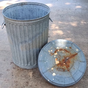 Vintage 1940s-60s Wheeling 20 Gal. Galvanized Steel Garbage