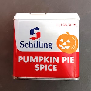 Vintage 1970 Schilling Pumpkin Pie Gewürzdose mit Jack-o-Lantern-Grafik in neuem Zustand - Omas Gewürzregal, Mid Century Gewürzdose