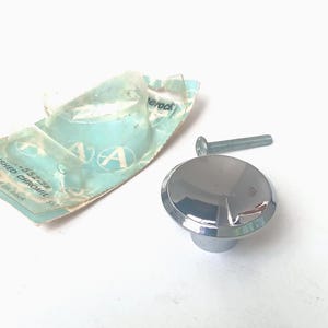 Tirador redondo cóncavo cromado MCM + tornillo, 3,8 cm de diámetro - Pomo vintage NOS de los años 50 - Moderno de mediados de siglo, tirador de muebles danés moderno