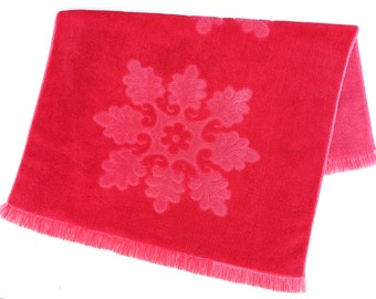 Vintage Cannon Royal Family Bath Mat, Raspberry Pink/Reddish-Pink Jacquard Sculpted Snowflake Medallions, 1960s Mid Century Modern Bathroom