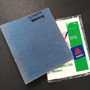 Pasta vintage de 1" com 3 argolas coberta de lona azul + abas de índice NOS Avery, capa marcada - acessório de escritório escolar dos anos 80-90, diário de lixo, organizador doméstico
