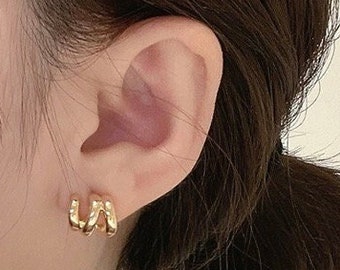 Kleine Dreifach Creolen - Triple Huggie Creolen - Goldene Dreifach Creolen - Gold Minimalistische Ohrringe (*NUR EIN PIERCING*)