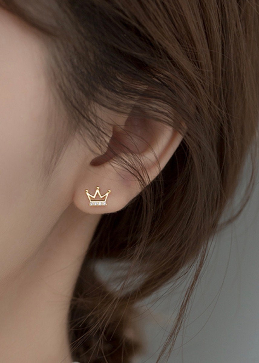 Caratlane Kour Crown 18k (750) Yellow Gold and Diamond Stud Earrings :  Amazon.in: Fashion