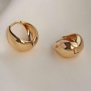 Huggie Hoop earrings - Minimalist Huggie Earrings in Gold and Silver - Timeless Huggie Earrings - Classic Huggie Hoops - Minimalist Jewelry