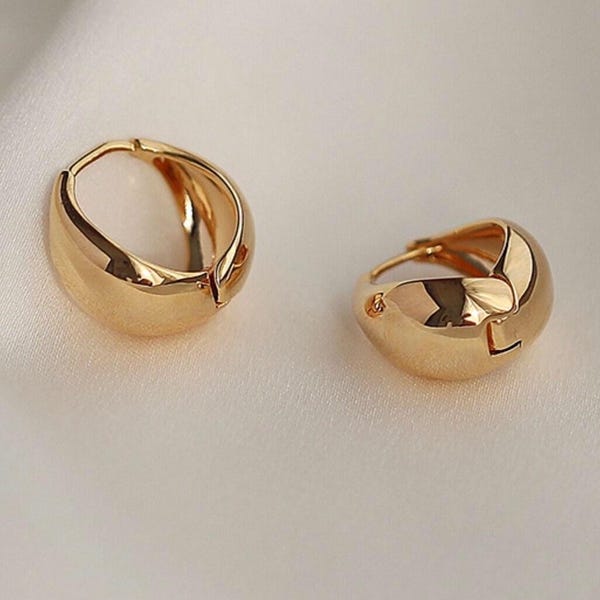 Huggie Hoop earrings - Minimalist Huggie Earrings in Gold and Silver - Timeless Huggie Earrings - Classic Huggie Hoops - Minimalist Jewelry
