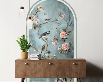 Puede incluir: Una calcomanía de pared decorativa que presenta un arco azul y blanco con un diseño floral. El arco está adornado con flores rosas, hojas verdes y pequeños pájaros azules. La calcomanía es perfecta para agregar un toque de naturaleza a cualquier habitación.