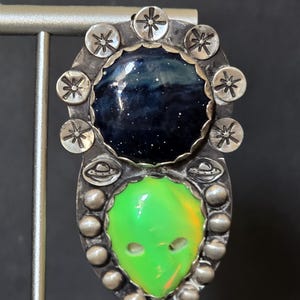 Broche, pin, colgante de extraterrestre en el espacio, joyería artesanal de plata.
